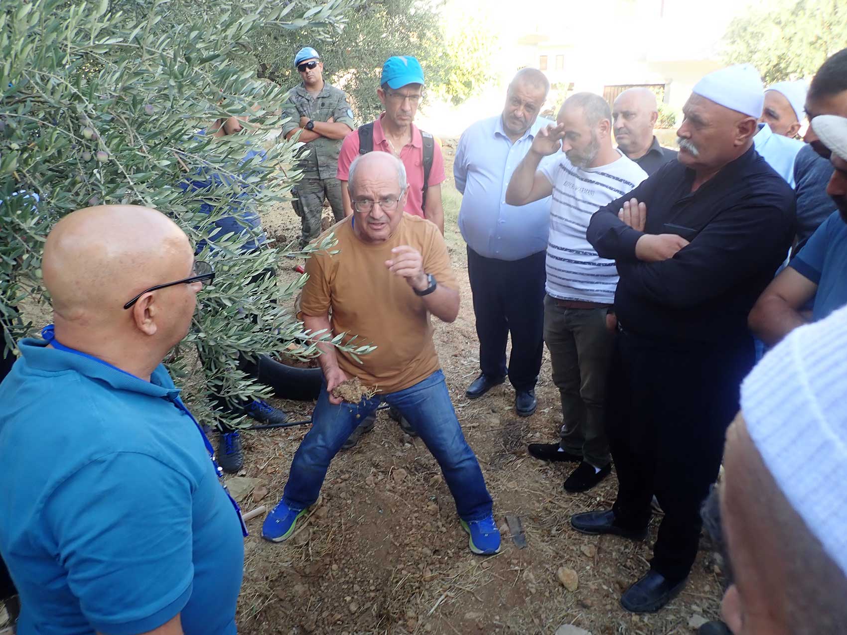 Concentrado y con pasin explica a una comunidad local cules son los aspectos a tener en cuenta en el cuidado del olivo...