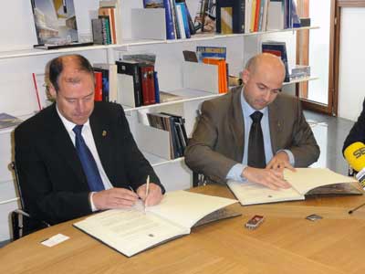 Salusiano Mato, rector de la Universidade de Vigo y Gustavo Moscard, responsable en Espaa de Kuka, fueron los encargados de firmar el acuerdo...