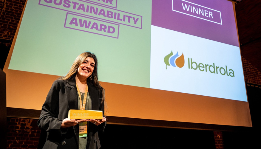 Beatriz Argeso Estirado, tcnico de Medio Ambiente en Iberdrola, recogiendo el premio