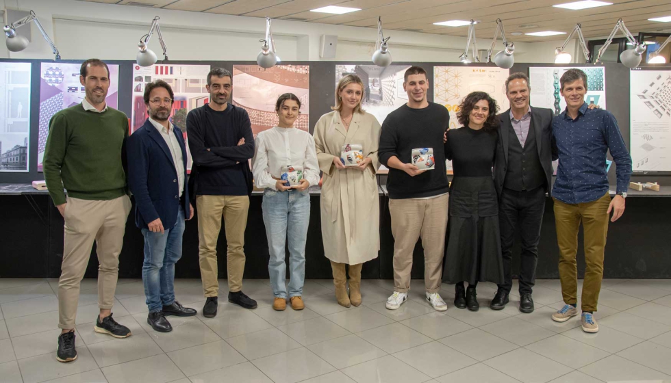 Foto de familia de los miembros del jurado y ganadores de la Ctedra Cermica de Barcelona