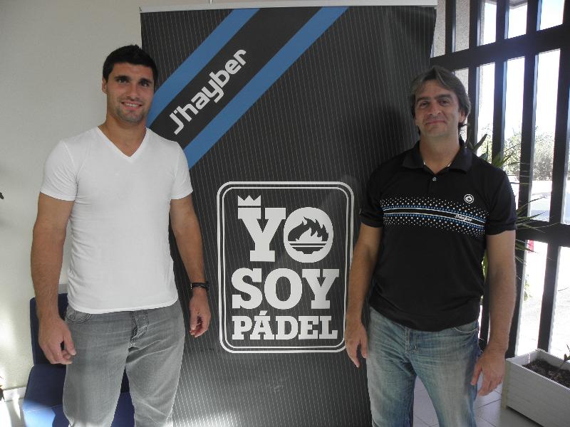 El nuvo fichaje de J'Hayber, junto a Enrique Llorens, responsable de marketing de la marca