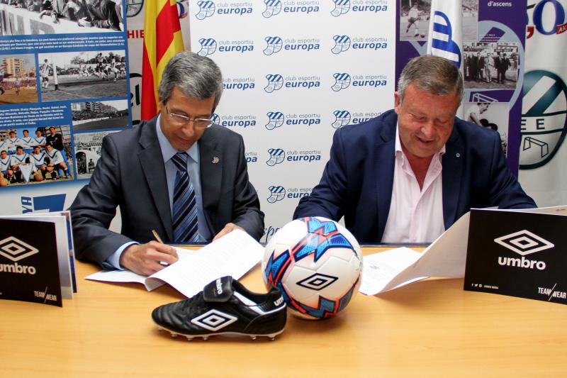 Victor Martnez (Presidente del CEEuropa) y Benito Gil (Presidente de Umbro Iberia) firmando el acuerdo