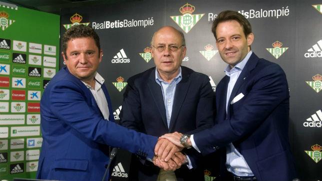 Juan Carlos Ollero posa con los representantes de Adidas