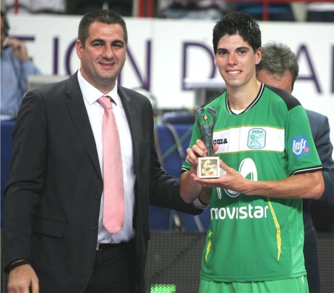 Alex Almeda, responsable de Penalty en Espa�a, entreg� el galard�n