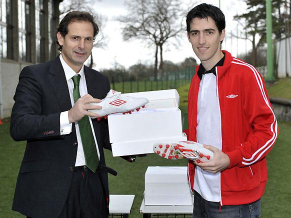 Germn Arteta, responsable de Marketing de Umbro, con Iraola, jugador del club bilbano