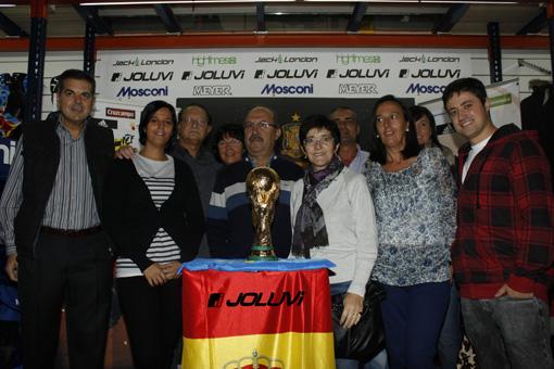 La &quote;famila&quote; Joluvi tambi�n pos� con la Copa