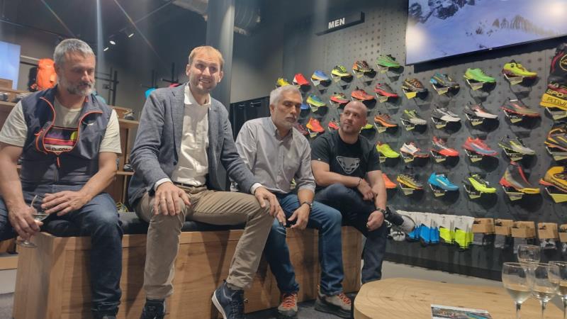 Frances Vergs y Jordi Cumelles, de Vrtic, flanquean a Stephan Reiner y Albert Carreas, de Oberalp