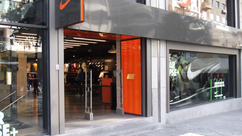 Tienda Nike en la concurrida calle Ermou de Atenas