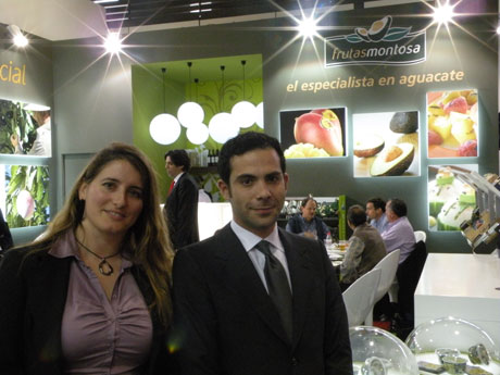 Jos Lus Montosa Ruz, director adjunto de Frutas Montosa (a la derecha), junto a Alia Sebti, directora de Marketing (a la izq.)...