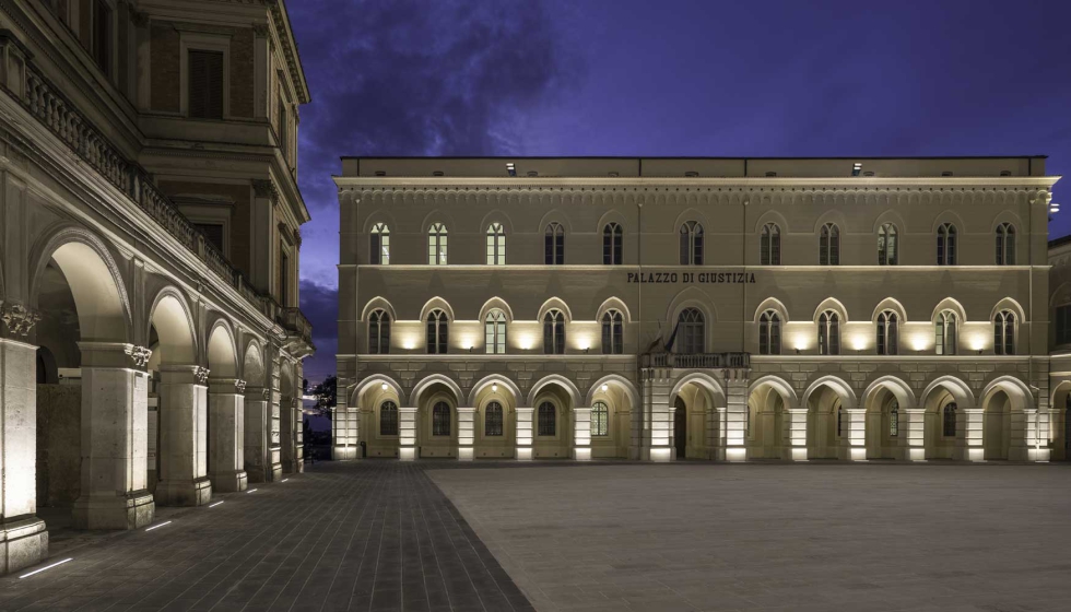 Imagen de la renovada Plaza de San Giustino con iluminacin de L&L Luce&Light. Foto: Simone Tommasini