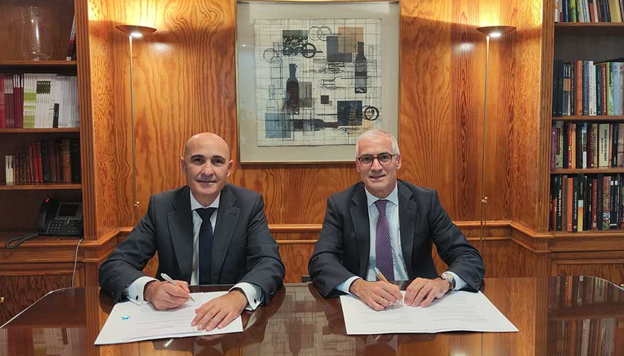Firma del acuerdo entre el director de AgroBank, Jaime Campos, y el director general de la FEV, Jos Luis Bentez
