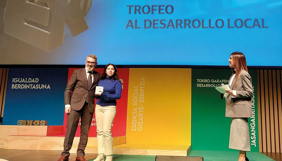 El premio de Desarrollo Local, otorgado por Izar Cutting Tools y entregado por su director gerente, Oscar De Manuel...
