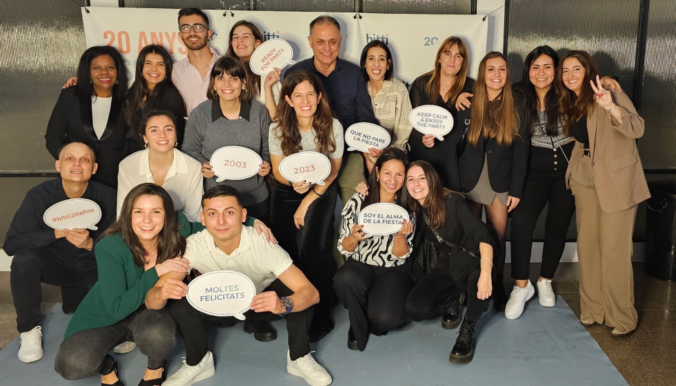 El equipo de Bitti celebrando el aniversario