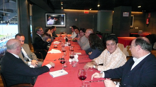 Un momento de la comida entre periodistas y representantes de Siemens PLM