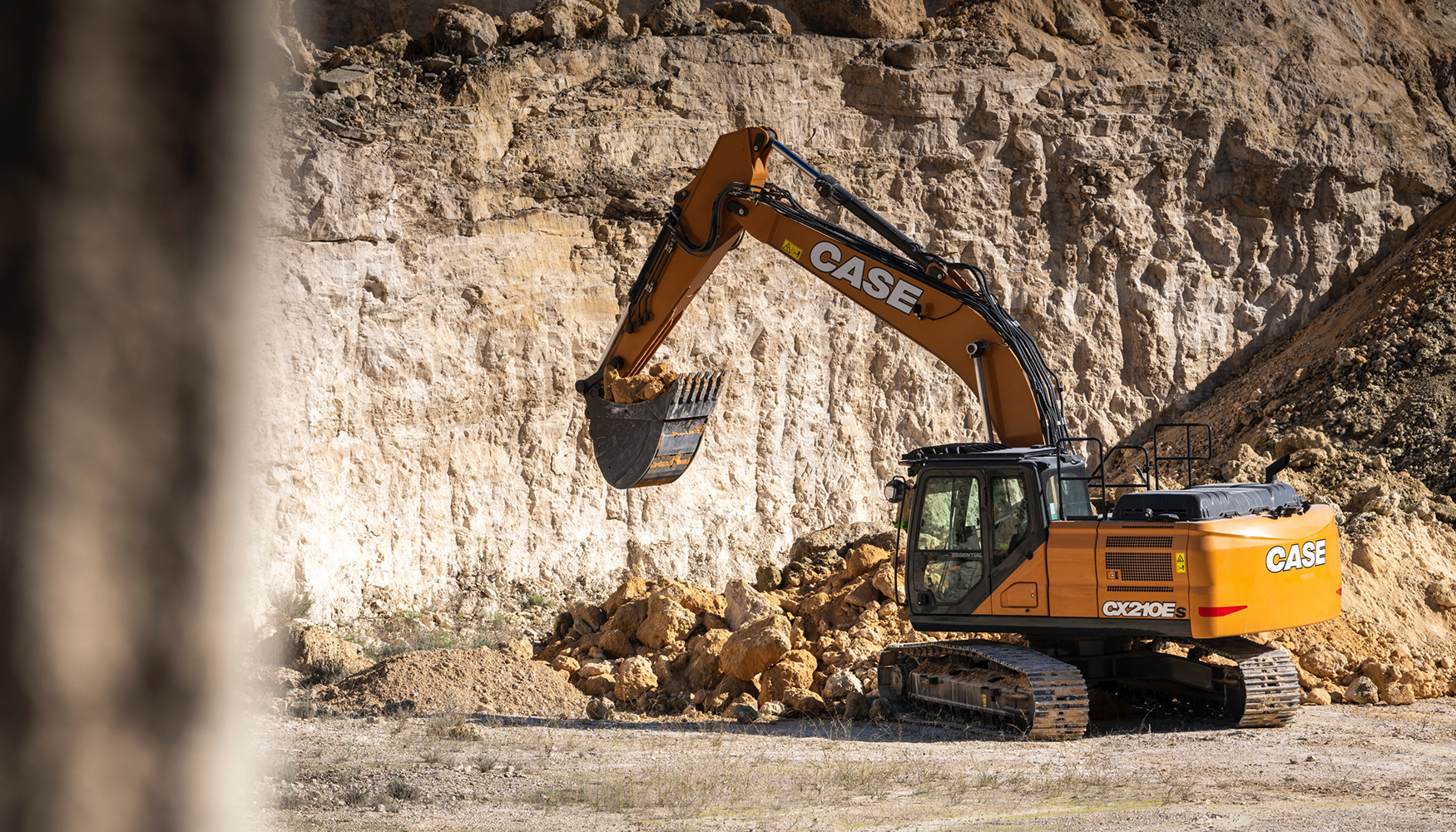 A CX210E-S utiliza uma verso reforada do chassis, cujo piso LC est equipado com componentes reforados