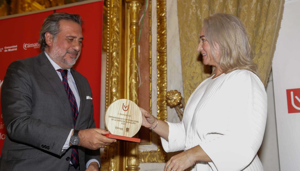 ngel Asensio, presidente de la Cmara de Comercio de Madrid, entrega el galardn a Cristina Martn Lorenzo, CEO de Usyncro...