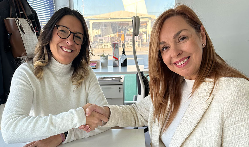 Firmaron el convenio Isabel Gil, presidenta de la UEN, y Marilena Estarellas, gerente de ANBE