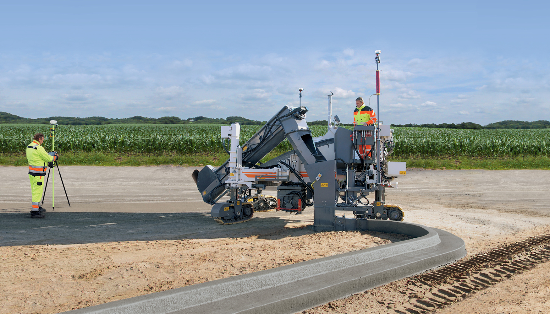 O alimentador lateral WPS 102i da Wirtgen abastece de forma ideal a pavimentadora de bet�o a jusante