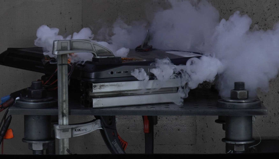 Emisin de gases de una batera de ordenador porttil durante el desbordamiento trmico. Foto: Fraunhofer EMI