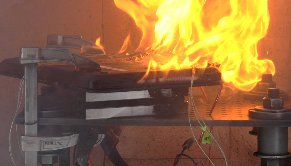 Ordenador porttil en llamas durante el desbordamiento trmico. Foto: Fraunhofer EMI