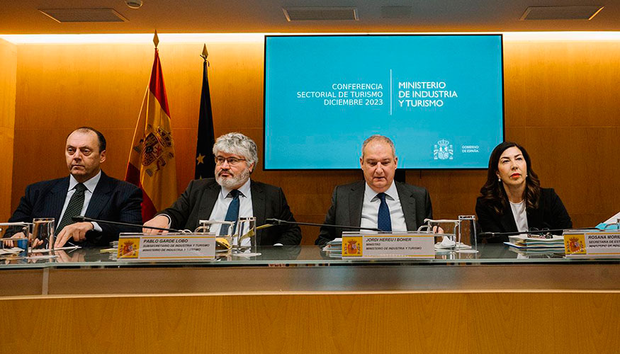 El ministro de Industria y Turismo, Jordi Hereu, (segundo por la derecha) durante la conferencia sectorial de turismo...