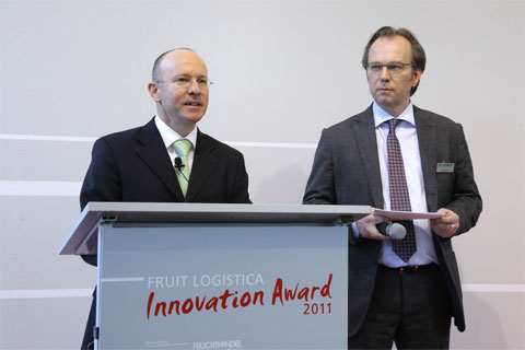Grald Lamusse (a la izquierda) hizo entrega de los premios Fruit Logistica Innovation Awards