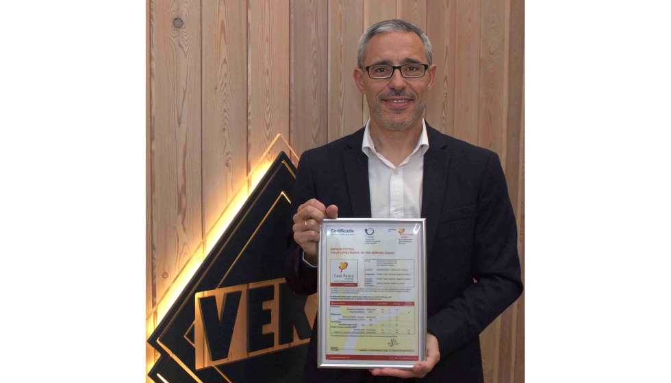 Luis del Fraile, recogiendo el Certificado Passivhaus Premium