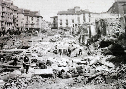 La plaza en las obras previas a la construccin del mercado, en 1901