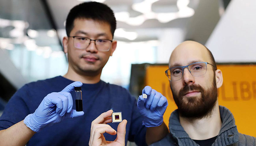 Los investigadores Yongjie Wang (ICFO) y Julien Schreier (Qurv) sosteniendo una muestra de una solucin de puntos cunticos...