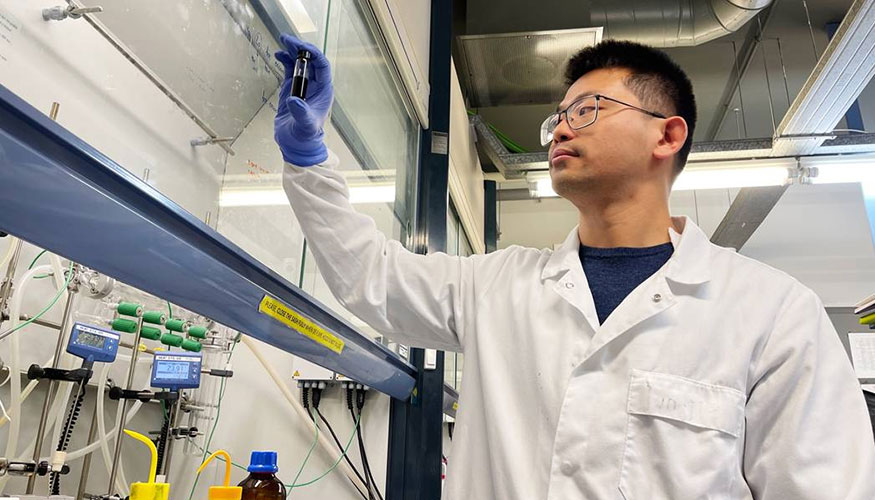 Yongjie Wang manipulando una muestra de una solucin de puntos cunticos en el laboratorio del Instituto de Ciencias Fotnicas...