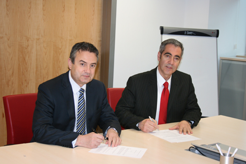 Juan Francisco Martnez, director general de Tintas Martnez Ayala (a la derecha) y Emilio Prez Picazo, director general de Aido...