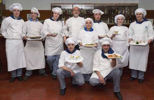 Los alumnos de la Escuela de Hostelera del IES La Flota de Murcia, acompaados de Juan Antonio Pellicer, muestran sus creaciones a base de brcoli...