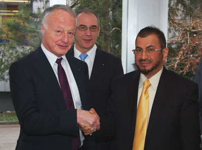 Mohammad Al-Oufi (derecha), secretario general de King Fahd Complex, y Bernhard Schmid (izquierda), del grupo Mller Martini...