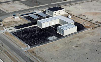 La parcela de 12.000 m2 alberga cuatro pabellones de hormign prefabricado para distintos usos