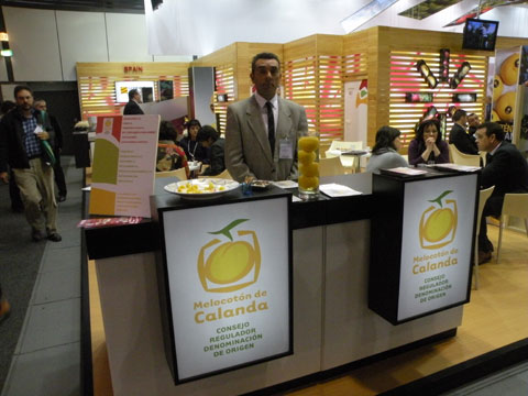 Samuel Sancho, presidente del CRDO Melocotn de Calanda, en el stand de Fruit Logistica 2011