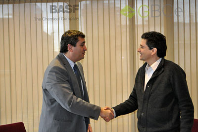 El director de Admixture Systems Iberia, Eduardo Brandao, y el presidente de GBCe, Felipe Pich-Aguilera, cerrando el acuerdo...