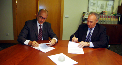 Jos Mara Ayala (izquierda) y Antoni Marsal firmando el acuerdo de colaboracin entre las entidades que representan