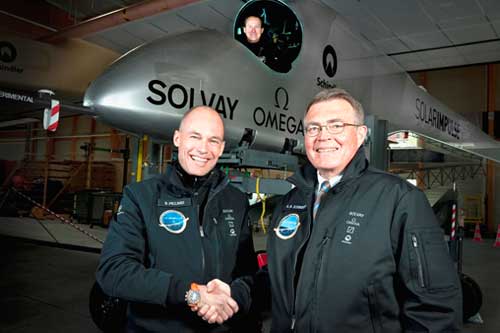 Alfred N. Schindler (dcha.), presidente y CEO del Grupo Schindler, junto a Bertrand Piccard y Andr� Borschberg sentado en la cabina...