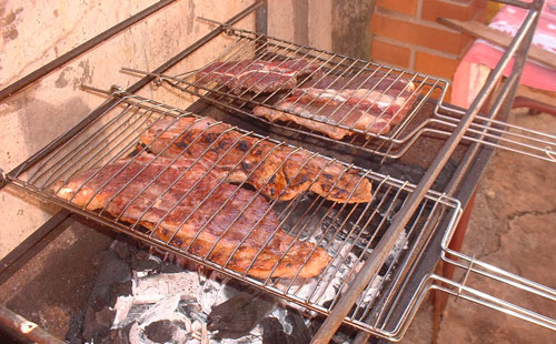 Del costillar de la ternera, serie de huesos cartilaginosos provistos de parte de la carne de la falda, se elabora el singular churrasco argentino...
