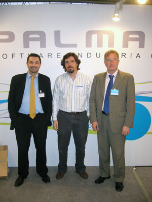Gonzalo Tagliabue, director comercial de Sispro, entre Juan Luis Cervera y Francisco Prez, de Palmart. Foto: Palmart