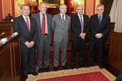 The white Minister together with other authorities who have signed the Protocol of collaboration