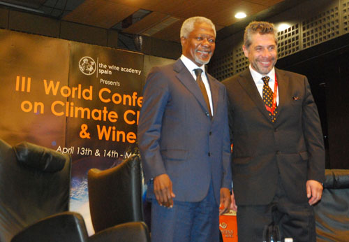 De izquierda a derecha, Kofi Annan, ex secretario de las Naciones Unidas acompaado de Pancho Campo...