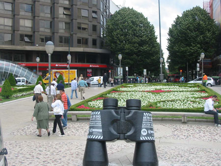 Unos prismticos gigantes, producidos por la firma Sanca, para ver la ampliacin de Metro de Bilbao. Foto: Sanca