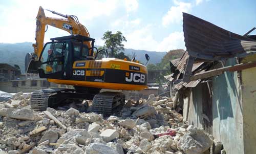 Excavadora JCB JS220XD entre los escombros