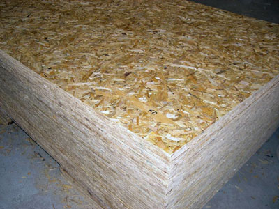 Láminas de madera prensada osb apiladas en materiales de construcción de  tiendas