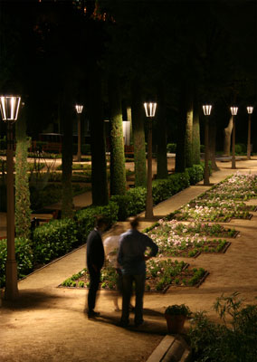 A 60 points of light Forestier, neo-classical style, that return you to the garden its original appearance have settled
