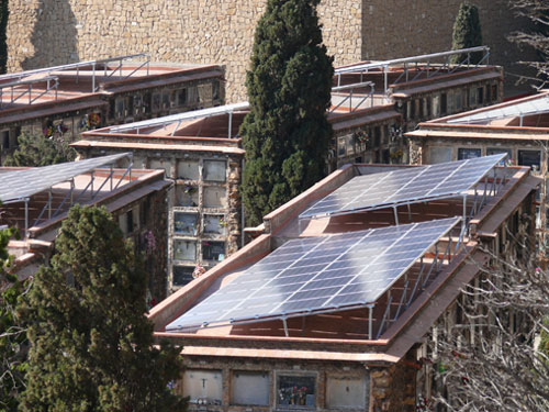 Ubicado en la cubierta de 8 bloques de nichos cercanos al crematorio, el parque solar cuenta con una potencia instalada de 10 kW...