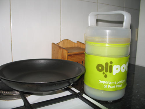 Los puntos verdes de Barcelona repartirán el Olipot, para depositar el  aceite de cocina usado - Recíclame