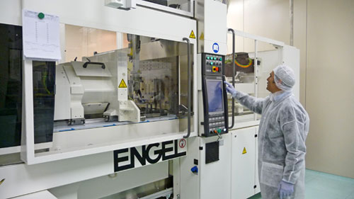 La mquina totalmente elctrica e-motion de Engel garantiza un trabajo muy limpio y elevada precisin...