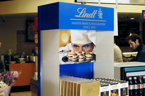 Elegante presentacin: la empresa chocolatera Lindt presenta sus productos en expositores de alta calidad y duracin de plstico y metal...